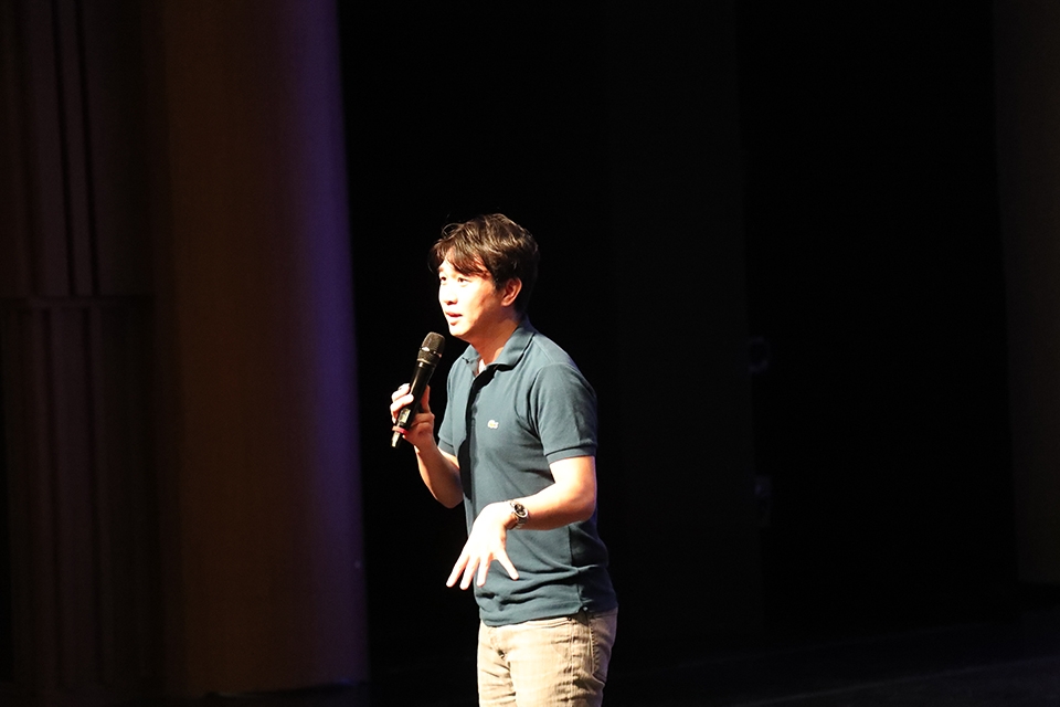 (사진=조승연 작가가 국제무형유산영상축제에서 특별 강연중이다.)