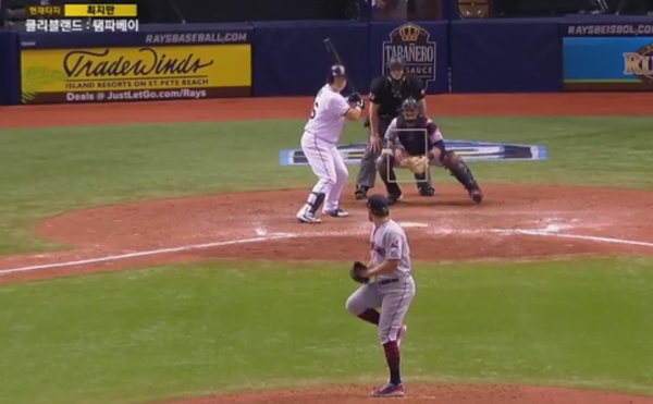 최지만, '패색 짙던 상황...우측 담장 넘기는 아치 한방'