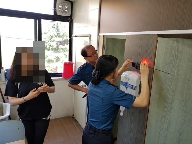 경찰이 화장실에서 불법카메라 설치여부를 탐지하고 있다. (사진제공=경남지방경찰청)