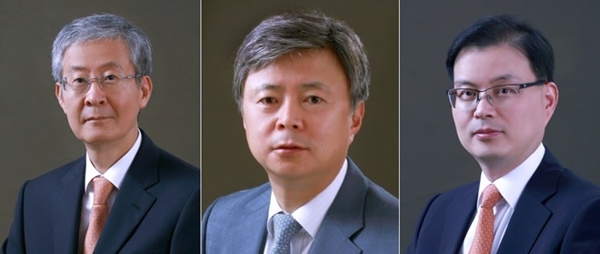 (사진왼쪽부터 윤용섭·강석훈·윤희웅 변호사),(사진제공=법무법인 율촌)