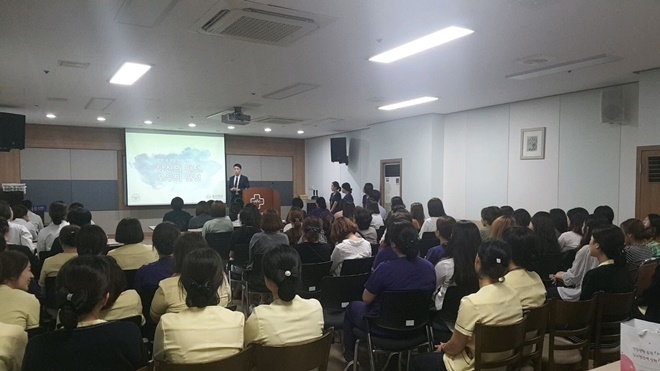 울산병원 의료진을 상대로 성희롱 예방 및 대처법을 설명하고 있다. (사진제공=울산남부경찰서)
