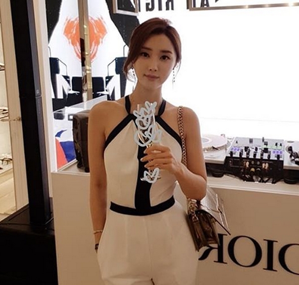 '일상 속 여리여리 한 자태...부러질듯한 라인'