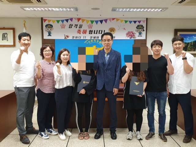 검정고시합격자들과 기념촬영.(사진제공=부산경찰청)
