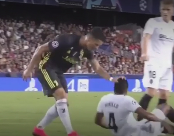 호날두 퇴장, 쇄도하다 넘어진 수비수...터치했다가 갖가지 잡음