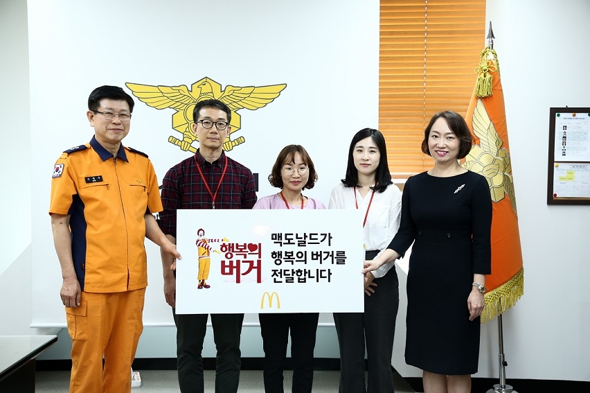 지난 19일, 김기화 한국맥도날드 상무와 신열우 소방정책국장이 참석한 가운데 세종특별자치시 소방청사에서 맥도날드 행복의버거 이용권 전달식’이 진행됐다. 오른쪽부터 김기화 한국맥도날드 상무, 순직 소방관 유가족 3인, 신열우 소방정책국장. (사진=맥도날드)