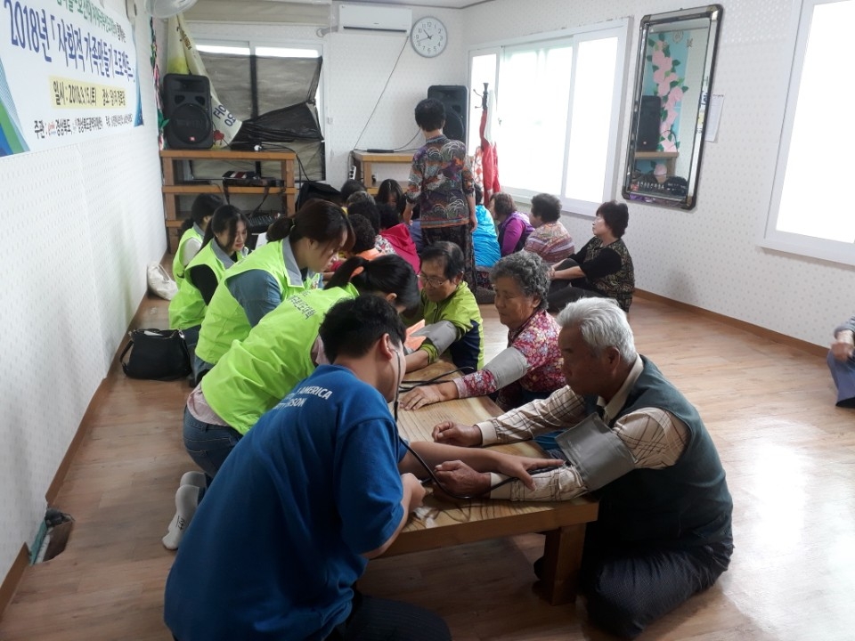 호산대 학생들이 어르신들을 돌보고 있다.(사진제공=호산대)