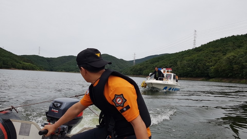 고장선박을 인양하고 있다.(사진제공=울산소방본부)