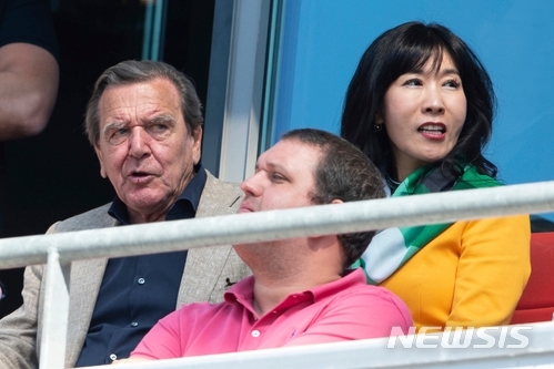 김소연·슈뢰더, 많은 이들의 쏠리는 눈눈눈...축구 관람하는 모습 보니