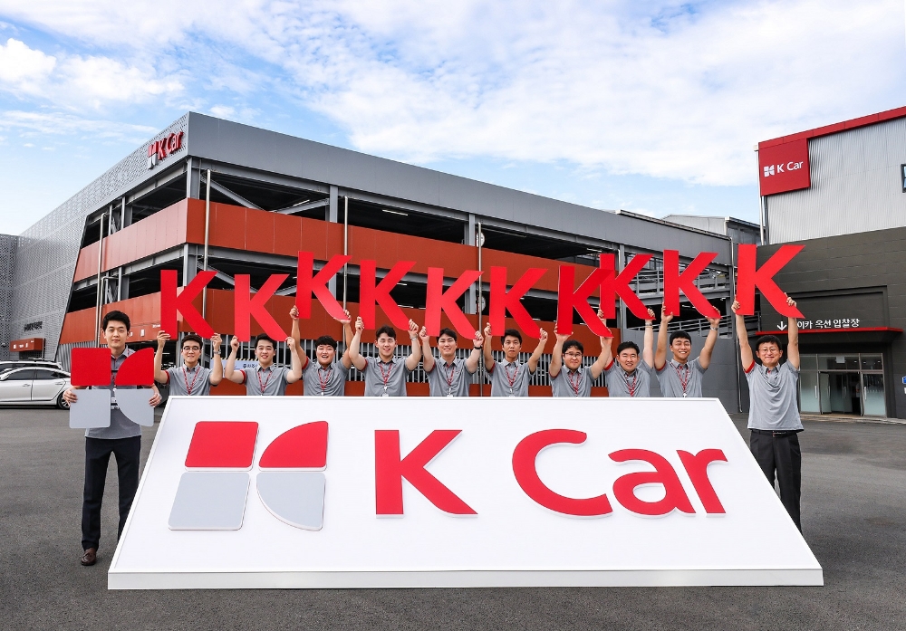 K Car(케이카) 오산동탄점에서 최현석 사장과 임직원들이 함께 모여 SK엔카직영에서 새로운 브랜드 K Car(케이카)로 변경을 공식 선포했다.(사진=K Car)
