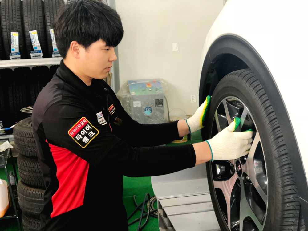 타이어 점검 모습.(사진=타이어뱅크)