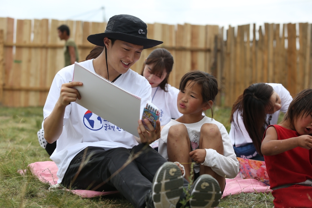 배우 장기용X정유미, 봉사 활동 진행