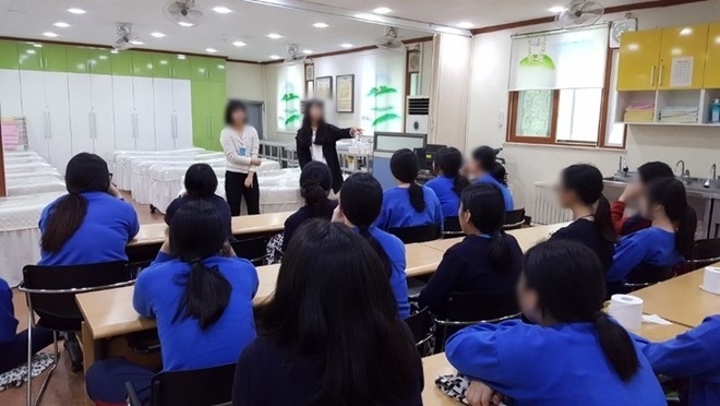 퇴원생과 후배들이 진솔한 대화이 시간을 갖고 있다.(사진제공=정심여자정보산업학교)