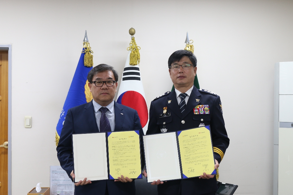 사진=중기중앙회, 안성경찰서와 MOU 체결(김태환 취업교육팀장, 윤치원 안성경찰서장)