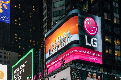 LG전자가 방탄소년단의 뉴욕 공연에 맞춰 현지시간 6일 오후 10시부터 24시간 동안 SNS를 통해 팬들이 신청한 뮤직비디오와 응원메시지를 뉴욕 타임스스퀘어 LG전자 전광판에 상영했다고 밝혔다. (사진=LG전자)
