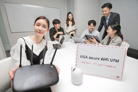 KT 모델들이 ‘기가 시큐어 WiFi UTM(GiGA secure WiFi UTM)’ 서비스를 시연하고 있다. (사진=KT)