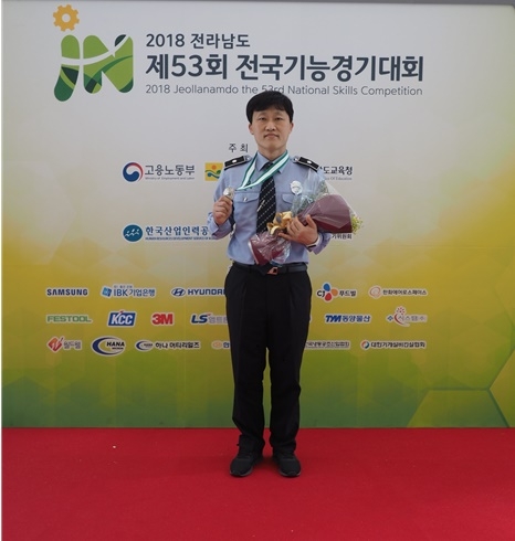 김수원 교위가 포즈를 취하고 있다.(사진제공=안동교도소)
