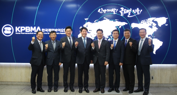 임인택 보건복지부 신임 보건산업정책국장(왼쪽에서 다섯 번째)이 12일 한국제약바이오협회를 방문, 이정희 이사장(왼쪽에서 네 번째) 등과 상견례를 겸한 간담회를 가졌다. (사진=한국제약바이오협회)