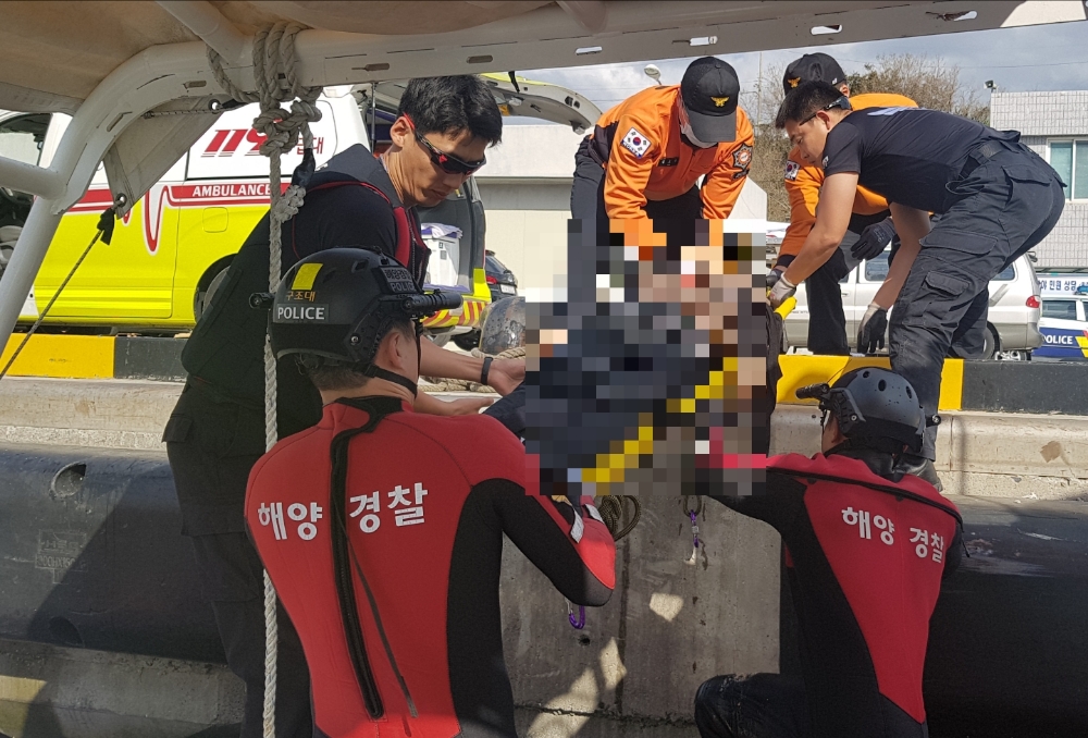 익수자를 구조해 옮기고 있다.(사진제공=울산해양경찰서)