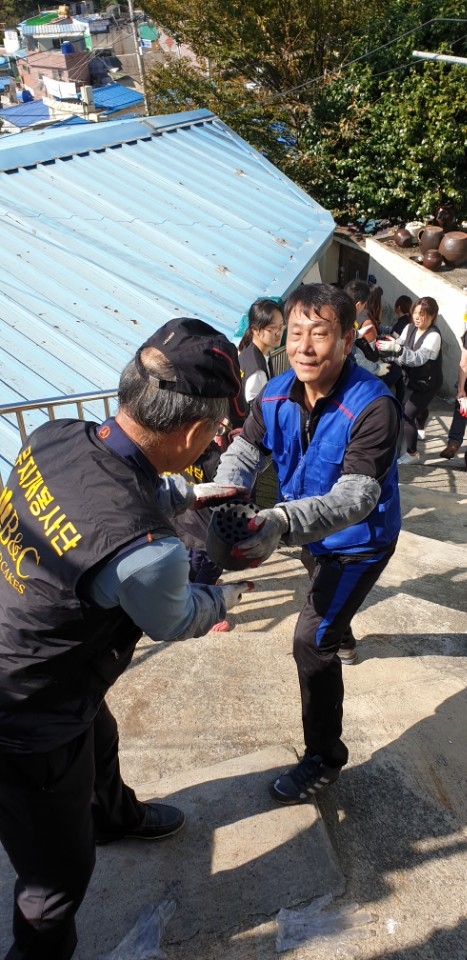 조영진 위원장이 연탄을 나르고 있다.
