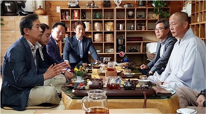 안효대 위원장 등이 주지 덕원스님과 대화를 나누고 있다.