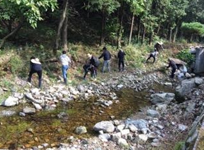 하천변 제초작업과 쓰레기 수거 등을 하고 있다. (사진제공=전주준법지원센터)