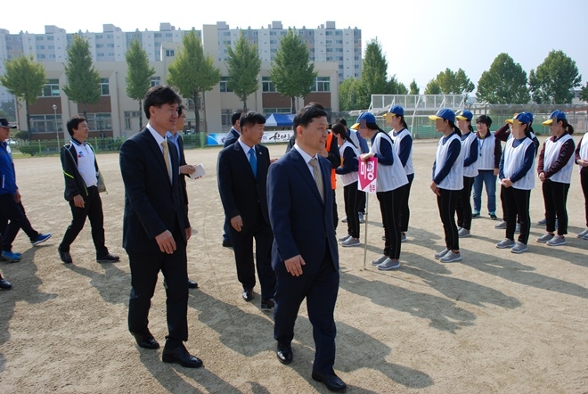강호성 법무부 범죄예방정책국장, 안윤근 소년보호위원 전국연합회장 등이 선수단을 격려하고 있다.(사진제공=서울소년원)