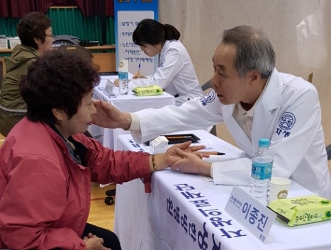 자생한방병원 의료진이 단양군 주민에게 맞춤형 건강 상담을 진행하고 있다. (사진=자생한방병원)