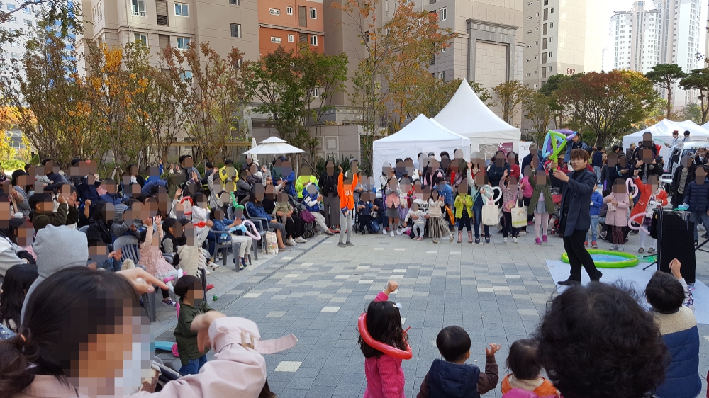 입주민들이 행사에 참여하여 즐기고 있다.(사진=롯데건설)