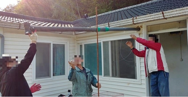 사회봉사대상자들이 실내연탄난로 및 환기구를 설치하고 있다.(사진제공=영월준법지원센터)
