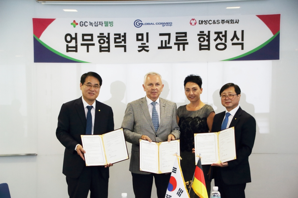 유영효(오른쪽에서 첫 번째) GC녹십자웰빙 대표와 안드레아스 밀리몬카(왼쪽에서 두 번째)글로벌 코스메드 그룹 회장, 막달레나 밀리몬카(오른쪽에서 두 번째) 글로벌 코스메드 그룹 부회장, 강성윤(왼쪽에서 첫 번째) 대성C&S 대표가 서울 금천구에 위치한 대성C&S본사에서 업무 협약식을 체결한 후 포즈를 취하고 있다. (사진=GC녹십자웰빙)