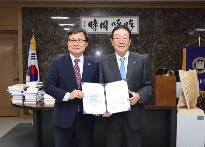 오봉석 동일건축 회장 발전기금 출연식. (왼쪽부터 전호환 부산대 총장, 오봉석 동일건축 회장). (사진제공=부산대학교)