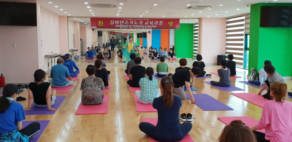 실버댄스지도자 교육과정에 참여하고 있는 교육생들.(사진제공=호산대학교)