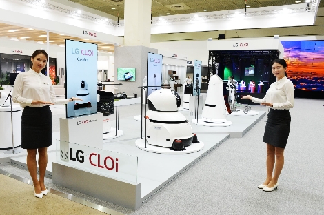 LG전자 모델들이 LG 클로이 로봇을 소개하고 있다. (사진=LG전자)