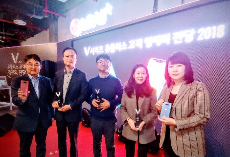 24일 서울 강남구 코엑스몰 LG유플러스 라운지에서 열린 LG전자 스마트폰 V시리즈 이용 고객 명예의 전당 행사에서 수상자들이 기념촬영을 하고 있다. 왼쪽부터 LG전자 안병덕 모바일마케팅담당, V레전드상 홍기택 씨, 사랑해요 LG상 최정호 씨, LG 패밀리상 이가람 씨 가족, LG유플러스 이미진 인스토어 마케팅담당. (사진=LG유플러스)
