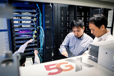 SK텔레콤 연구원들이 5G네트워크 연동 문제를 풀고 있는 모습. (사진=SK텔레콤)