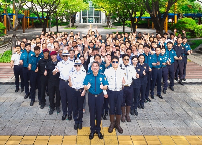 박운대 부산경찰청장 등 직원들이 엄지척을 하며 기념촬영. (사진제공=부산지방경찰청)