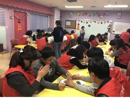 사진=롯데유통사업본부 샤롯데봉사단 40여명이 발달장애청소년 30여명과 함께 도자기 공예 체험활동을 실시하고 있다.