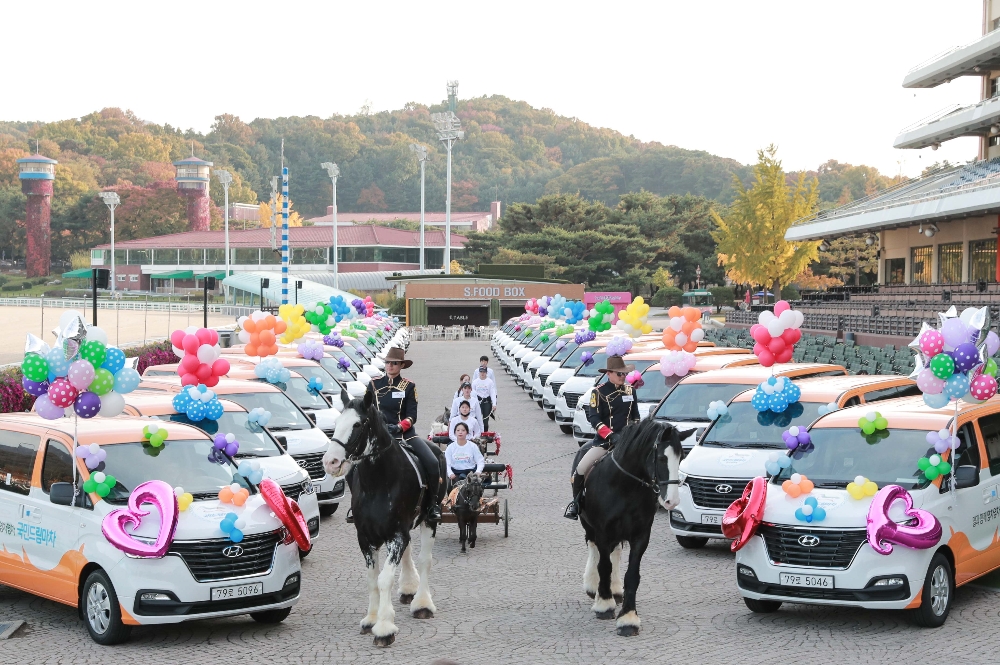 25일 국민드림마차 전달식_샤이어 포니 퍼레이드. (사진=마사회)