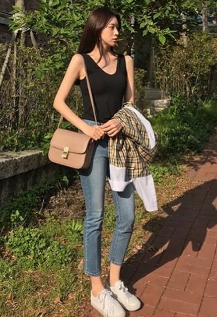 '금방이라도 부러질듯 여리여리'...유혜주, 바람불면 날아갈듯