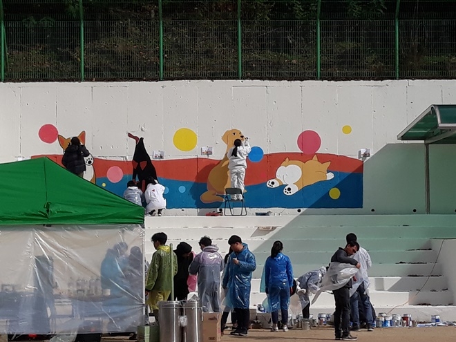 안양소년원 벽화작업에 구슬땀을 흘리고 있다.(사진제공=정심여자정보산업학교)