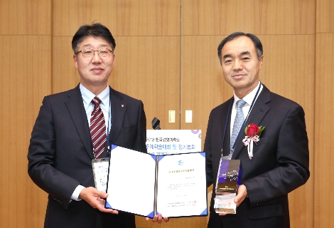 26일 연세대학교에서 열린 시상식에서 LG유플러스 네트워크 부문 김훈 전무(왼쪽)가 조해형 경영과학응용대상을 수상하고 있는 모습. (사진=LG유플러스)