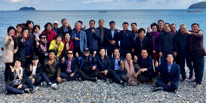 거제시 동부면은 지난 27일 자매결연도시인 전남 나주시 봉황면과 화합행사를 갖고 기념촬영.(사진제공=거제시)