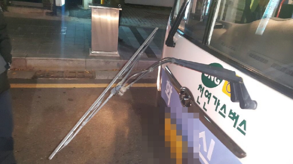 시내버스를 가로막고 발로 차고 와이퍼를 손괴.(사진제공=부산지방경찰청)