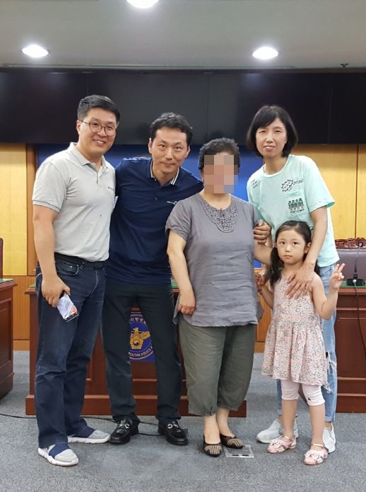30여년 헤어진 아버지를 극적 상봉하고 가족들과 기념촬영.(사진제공=부산지방경찰청)