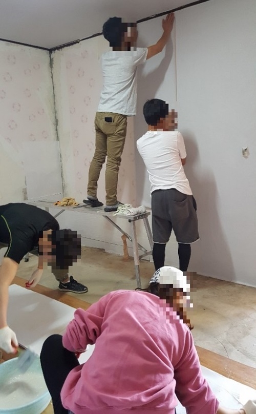 도배작업을 하고 있다. (사진제공=부산동부준법지원센터)