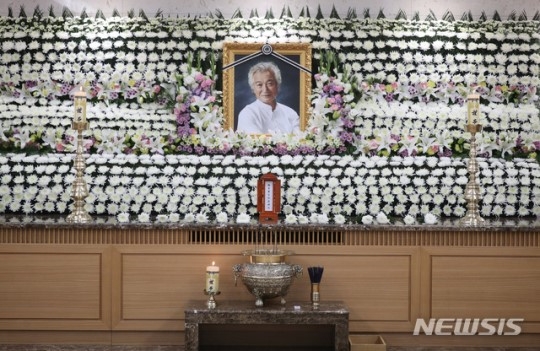 신성일, 고요한 분위기 속 끊이지 않는 발길...엄앵란 진심어린 위로글 이어져