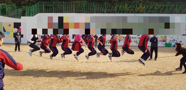 학생들이 합동줄넘기를 하고있다.(사진제공=안양소년원)