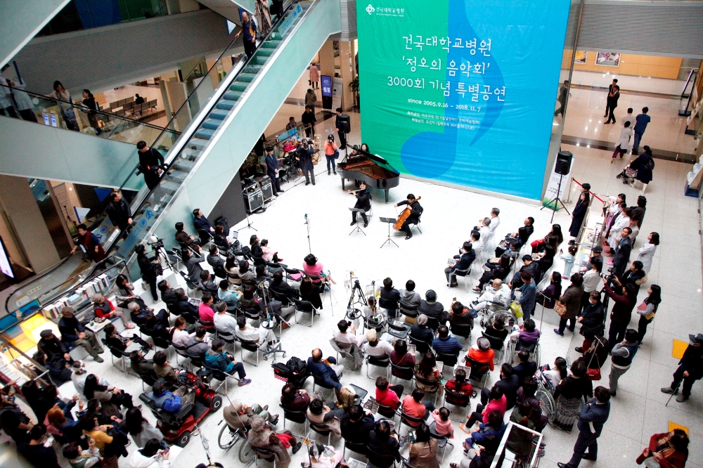 건국대병원은 7일 정오의 음악회 3000회를 맞아 특집 공연을 펼쳤다. 아트위캔 소속의 플룻, 피아노, 첼로 트리오 팀의 공연 모습. (사진=건국대병원)
