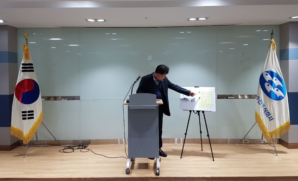 8일 김병태 노량진수산주식회사 경영기획부장은 노량진에서 브리핑을 열고 상장물량 이탈 현상 심화에 따른 관계 당국의 적극적인 대응을 요청했다.(사진=수협중앙회)