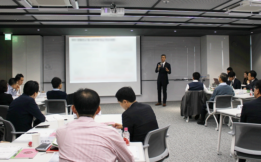 CP Change Agent 양성과정에서 김&장 강한철 변호사가 임직원들을 상대로 강연을 진행하고 있다. (사진=CJ헬스케어)